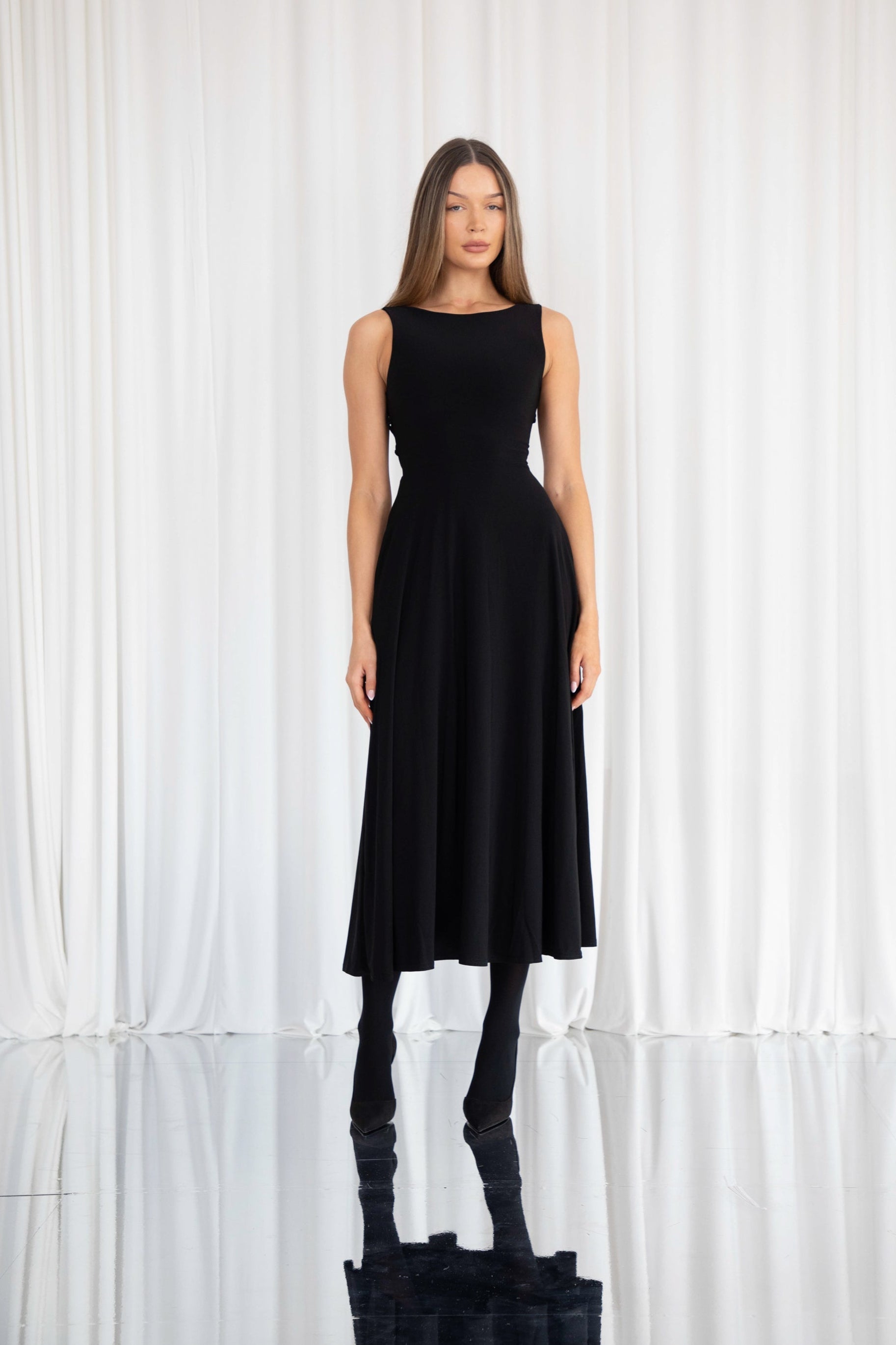 Ellie – Wears a size S. Usual size: UK 8 | US 4 | EU 36. Height: 5'10" (178 cm). Bust: 83 cm. Waist: 61 cm. Hips: 91 cm. 