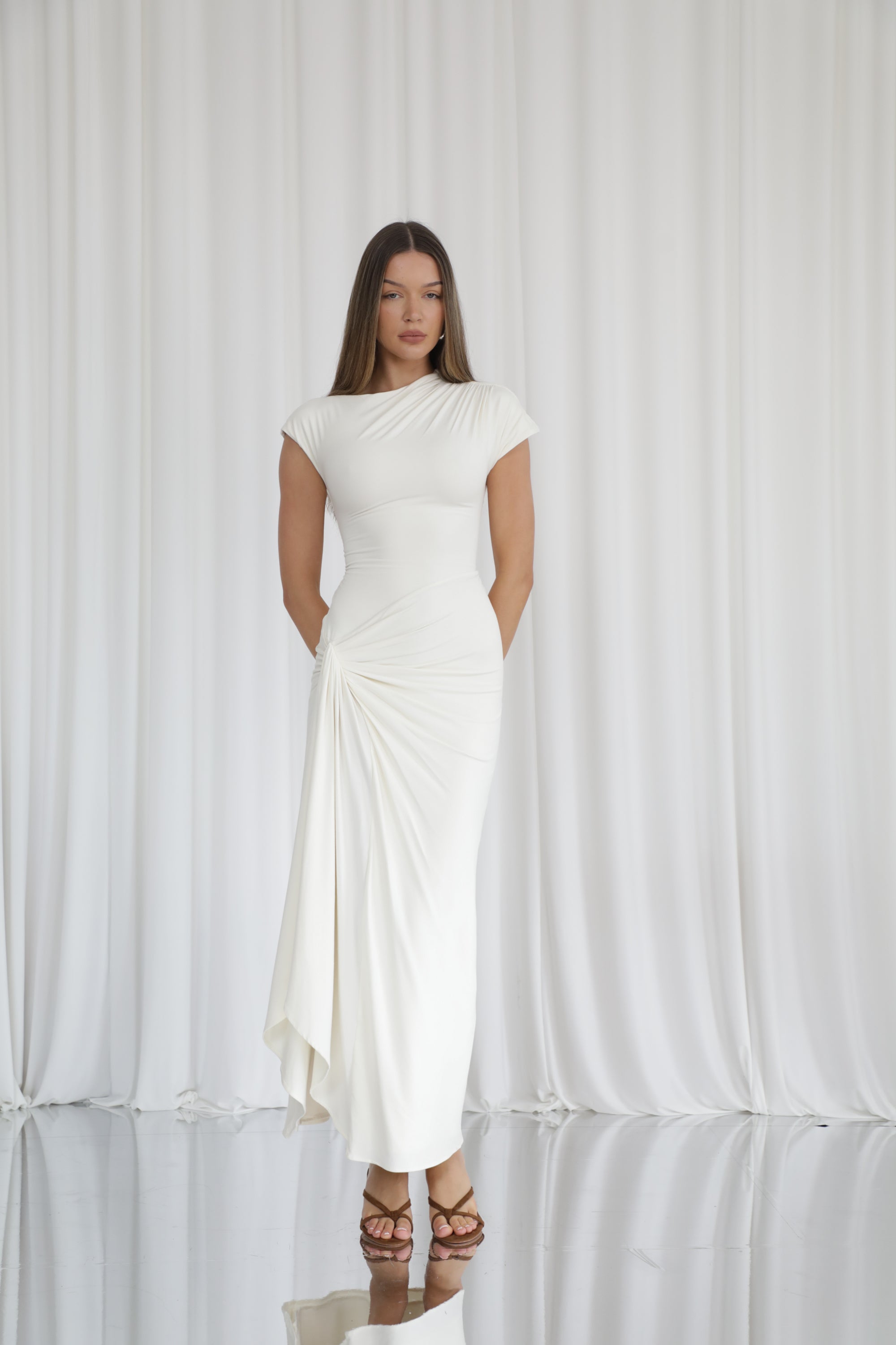 Ellie – Wears a size S. Usual size: UK 8 | US 4 | EU 36. Height: 5'10" (178 cm). Bust: 83 cm. Waist: 61 cm. Hips: 91 cm. 