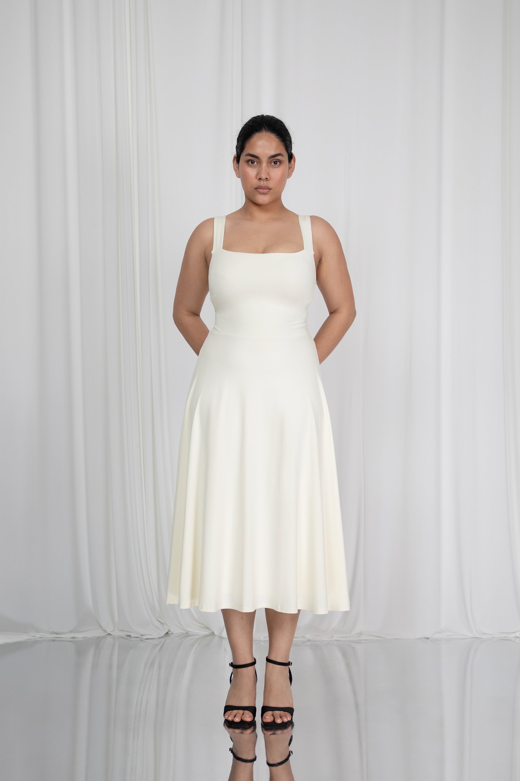 Inaara – Wears a size L. Usual size: UK 16 | US 12 | EU 44. Height: 5'9½" (176 cm). Bust: 102 cm. Waist: 82 cm. Hips: 116 cm.